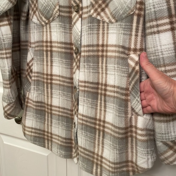 THREAD & SUPPLY Shacket Oversized Fleece Button Down with Pockets Medium - Picture 4 of 13